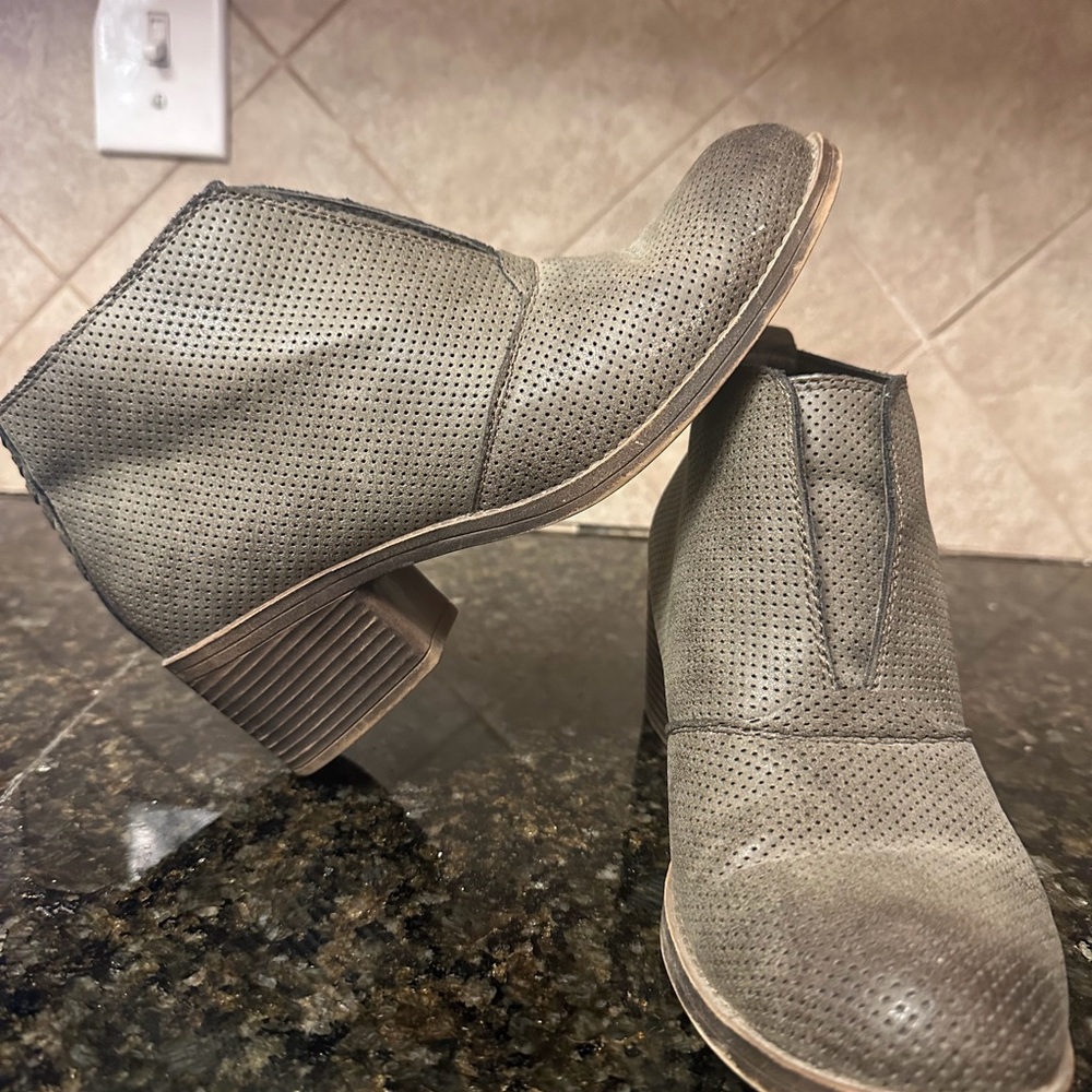 Gray Billabong Ankle Boots!